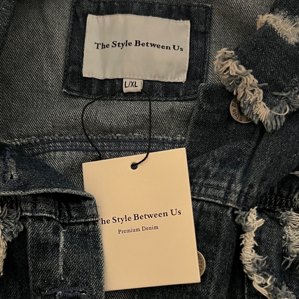 NWT Distressed Denim Jacket - Picture 6 of 7